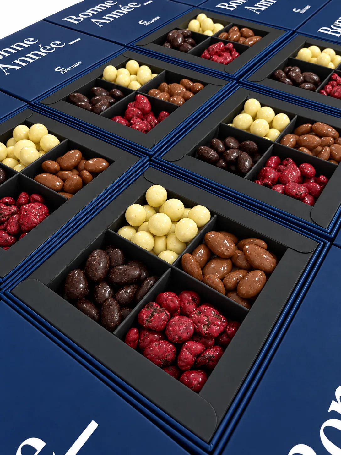 Carré Astral à quatre cases de fruits secs et de fruits enrobés de chocolat