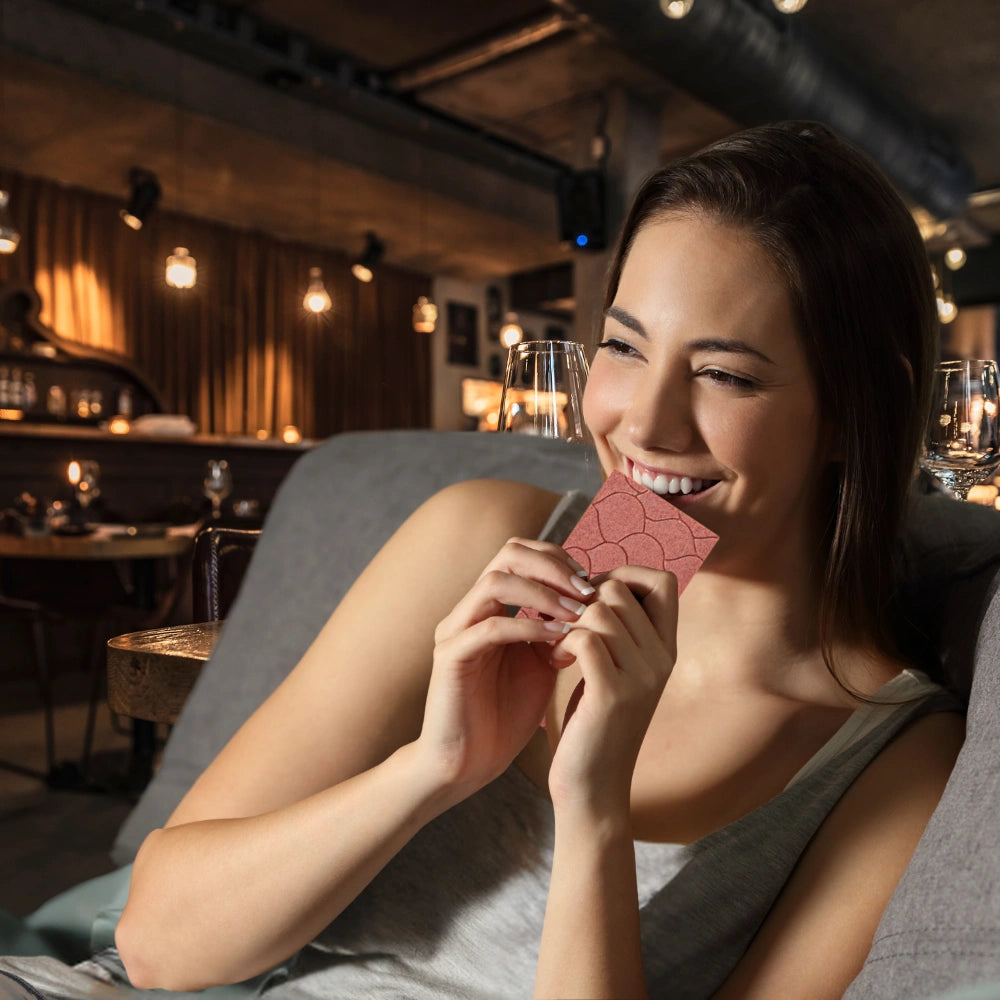 Tablette chocolat blanc, tablette rose poudrée, poudre de framboise naturelle, chocolat fruité et acidulé, création esthétique et originale, cadeau gourmand, chocolat rose éclatant.